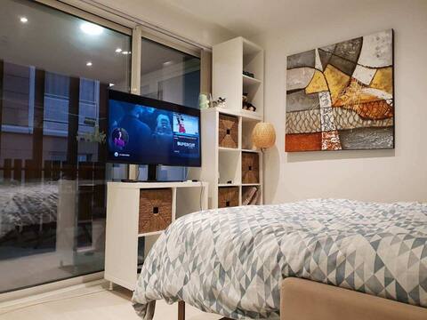 Modern studio with great outside space