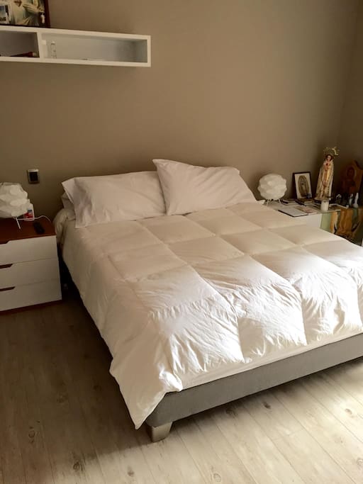Cama amplia y muy cómoda.