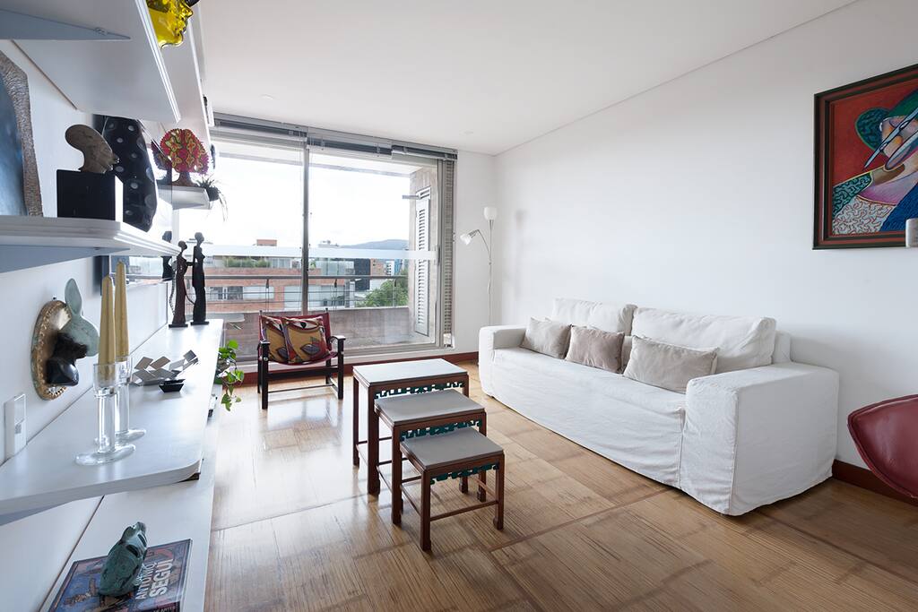 Luminous living room with sofa, coffee table and TV.