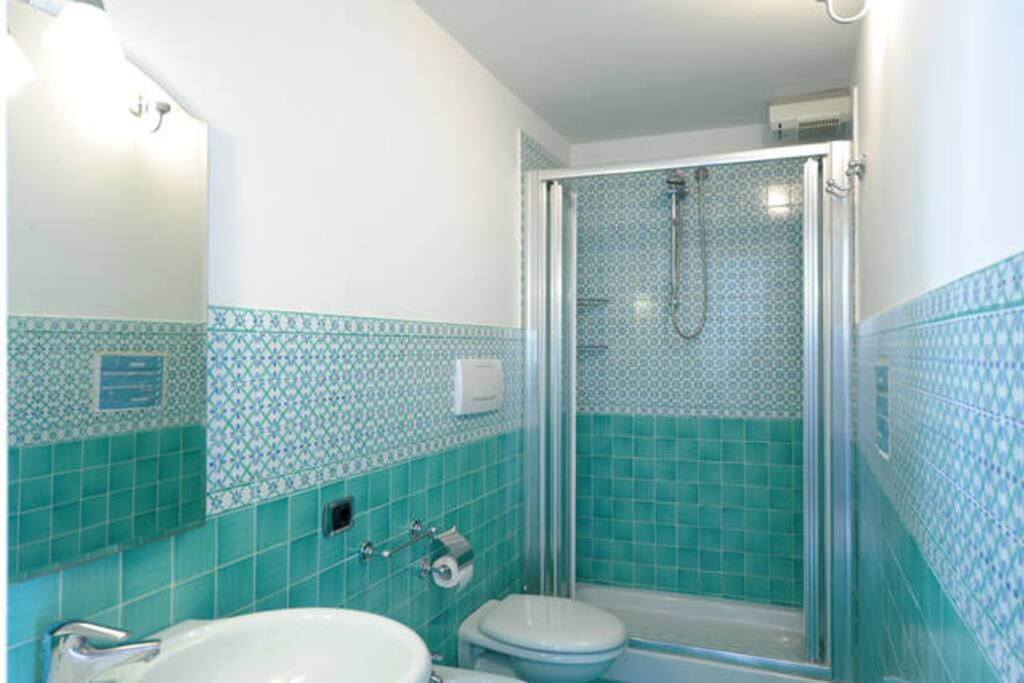 Bagno in ceramiche vietresi