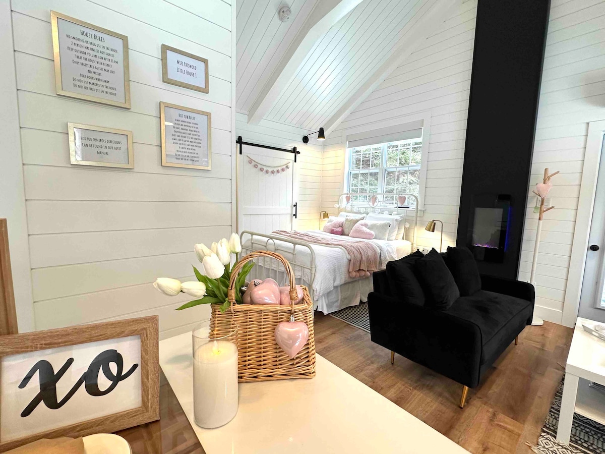 Love Lane Little House w/Hot Tub Houses for Rent in Cupids