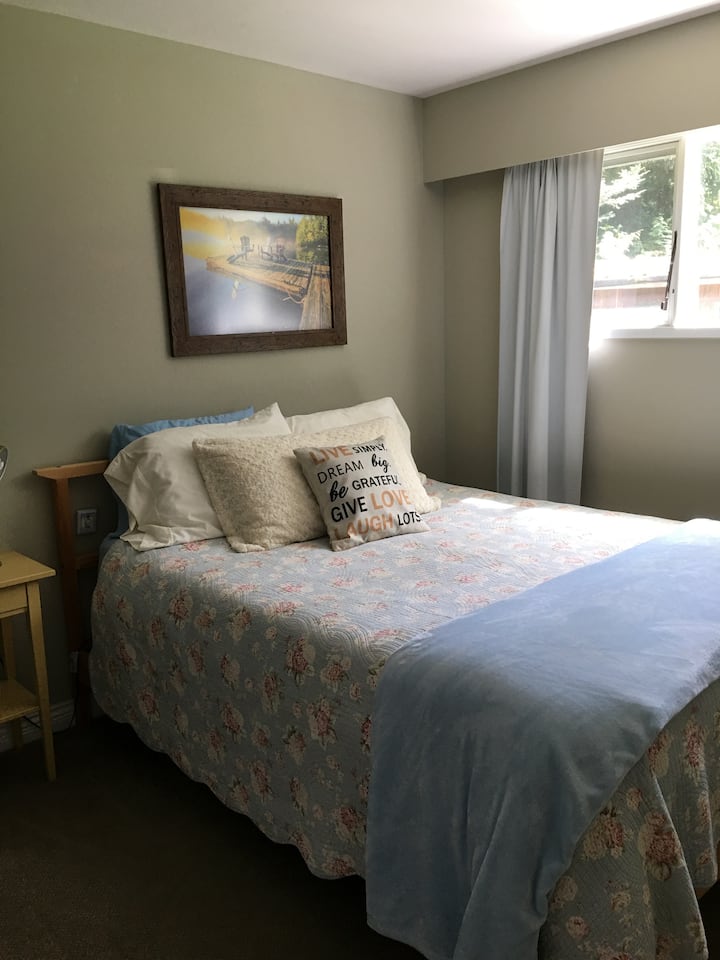 Queensize-Bett im zweiten Schlafzimmer.