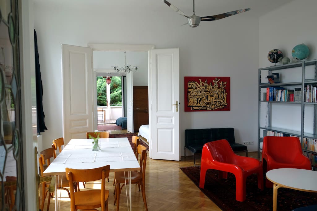 Wohnraum (Blick in Richtung Schlafzimmer 1, Schlafzimmer 2 und und Loggia)