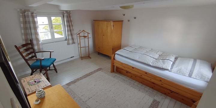 חדר שינה " כריסטה ". מיטת יחיד עם אפשרות נפתחת למיטה נוספת. קומה עליונה. 