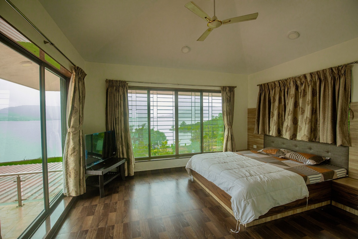 PREKRASAN POGLED NA JEZERO IZ GLAVNE SPAVAĆE SOBE