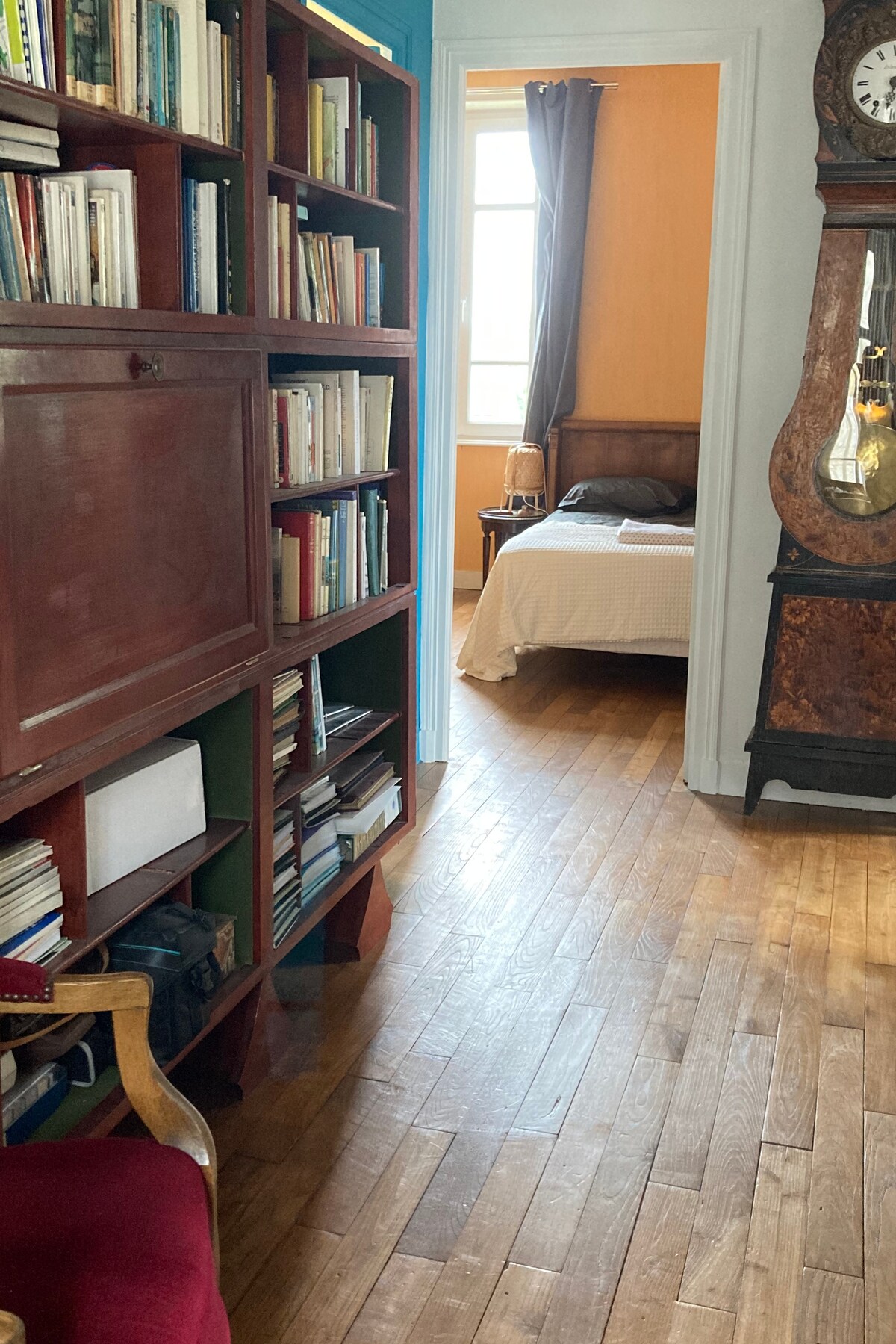 PRÍSTUP DO 3 SPÁLNÍ A KÚPEĽNE NA POSCHODIE 