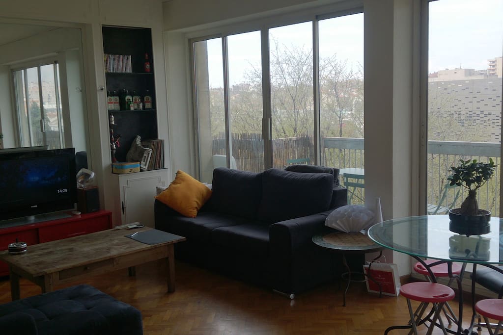 Salon avec balcon traversant