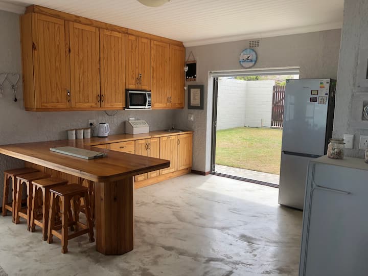 Bakgat Stay - Seafront 7-sleeper holiday home
