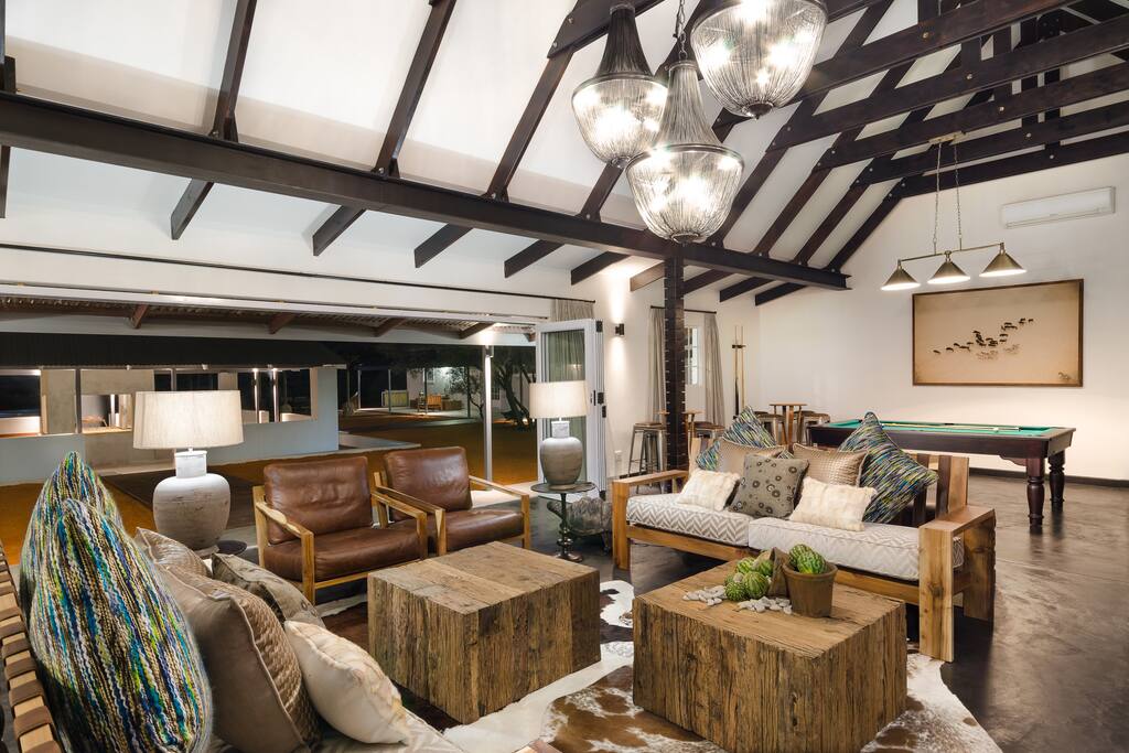 Main lounge with pool table