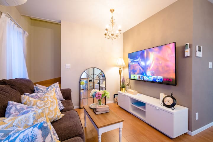 【Television】1階大型テレビ。
NETFLIXを導入しておりますので、60インチの大画面TVでドラマや映画を見放題です。
無料高速Wi-Fiもご利用いただけます。
大人気ブランド「ASHLEY」のソファと美しいシャンデリアの灯りに包まれながら、優雅なリラックスタイムをお過ごしください。
ソファはベッドとしてもご利用いただけます。
（準備がございますので、ベッドとしての利用をご希望の場合は、ご予約時にお申し付けくださいませ）
