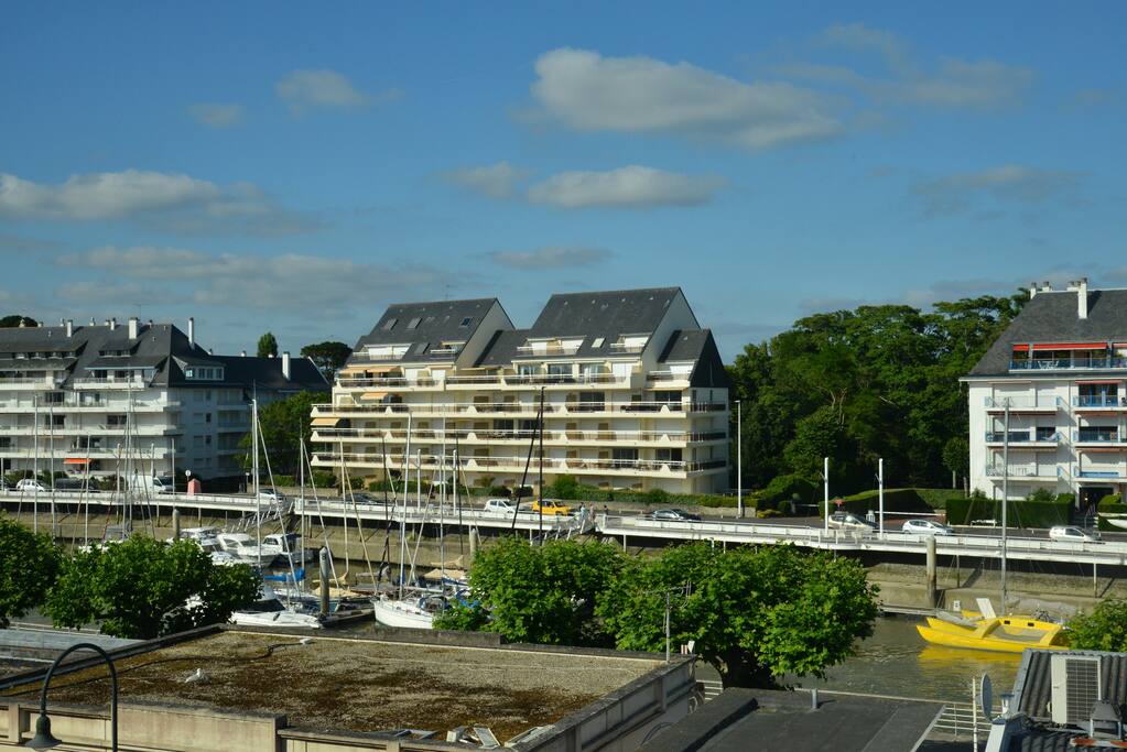 vue sur le port, proche tous commerces dont le marché
