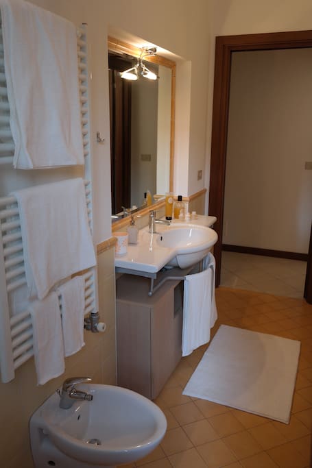 Un bagno spazioso profumato e comodo per una doccia in intimità dopo le bellezze di Venezia