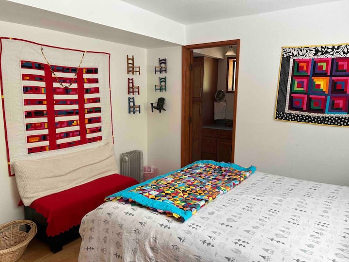 غرفة نوم رئيسية مع حمام خارجها