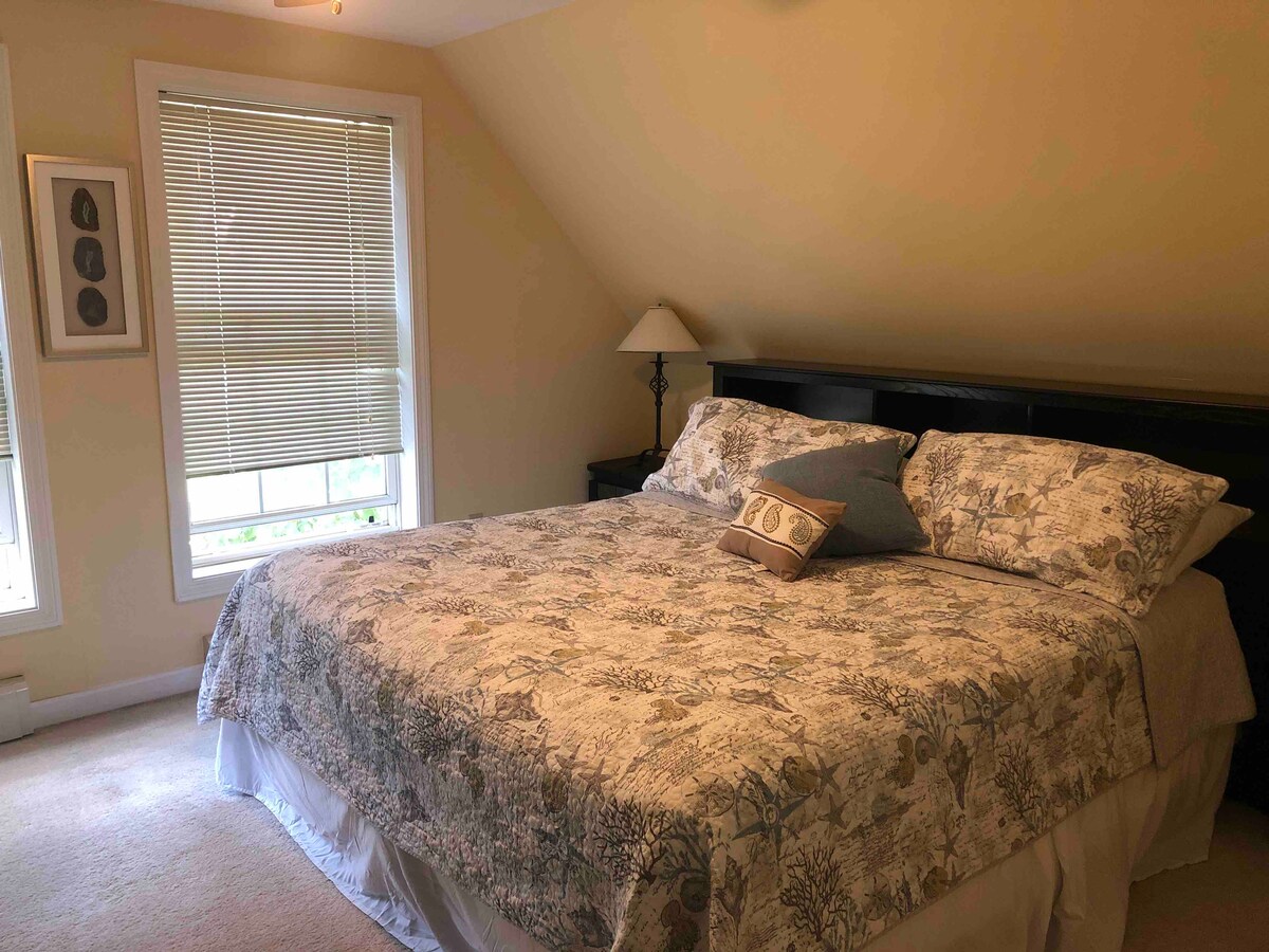 Izba s manželskou posteľou. Na poschodí.  Stropný ventilátor.  