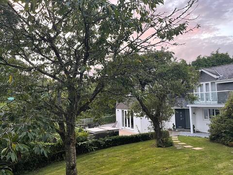 Beautiful House 4/5 bed house with hot tub & 1acre