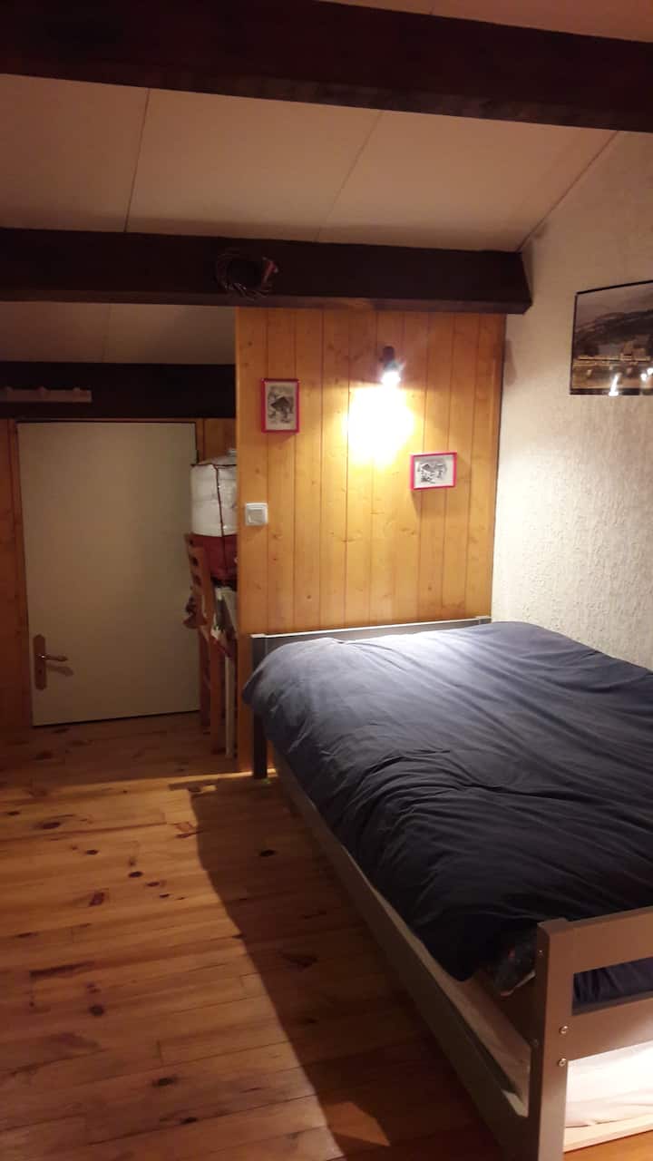 90 เตียงพร้อมลิ้นชักเตียงบนชั้นลอย