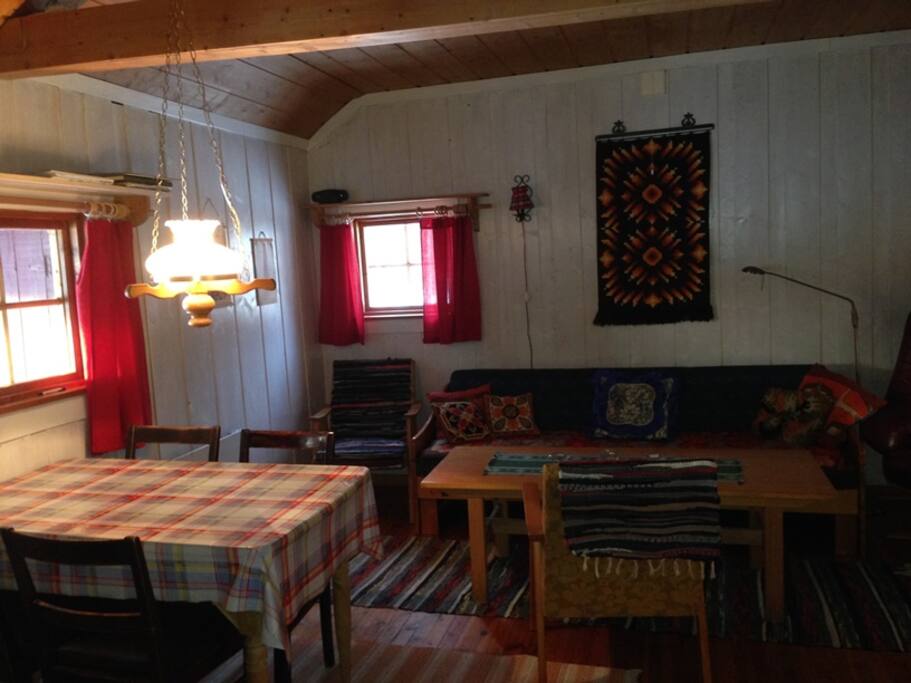 Romslig oppholdsrom.