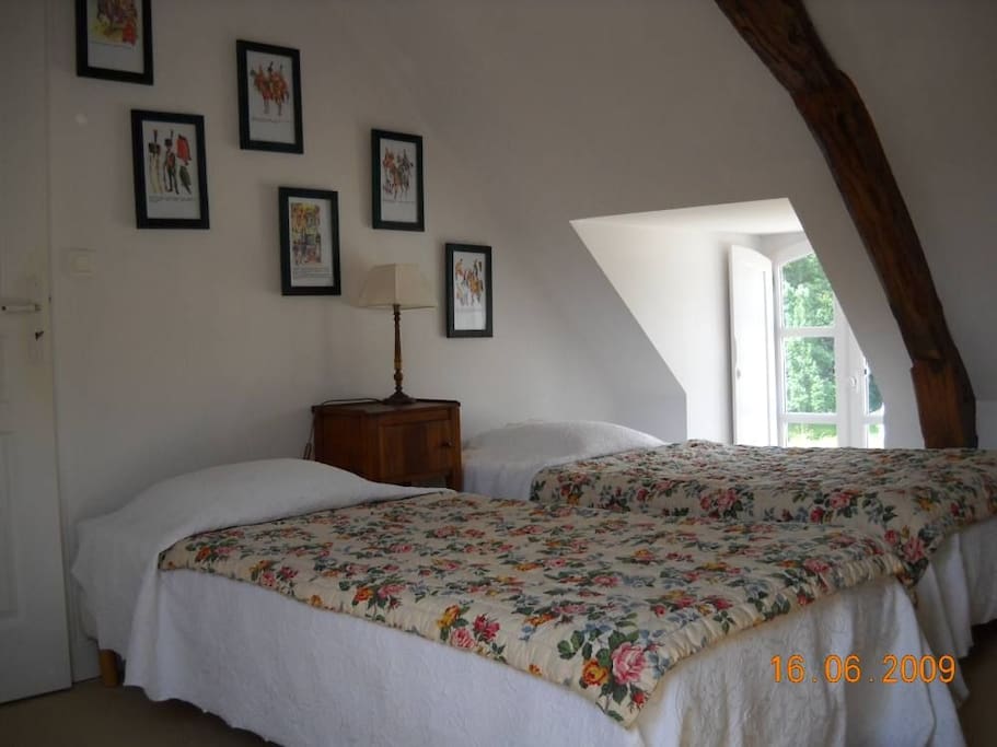 chambre 2:2 lits simples, salle de douche et WC accolés