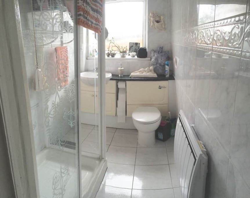 SHOWER/ TOILET