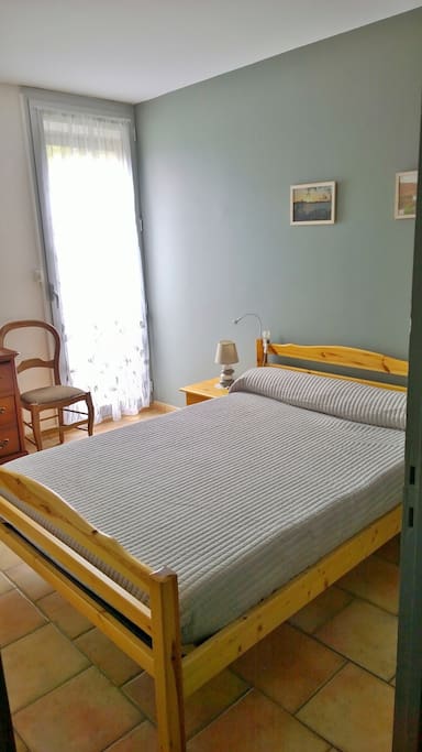 Chambre lit double- matelas confortable et impeccable- avec grande penderie.
