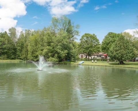 Country Oasis - 5 private acres with hot tub