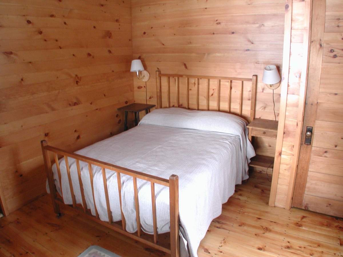 面向湖泊的主卧