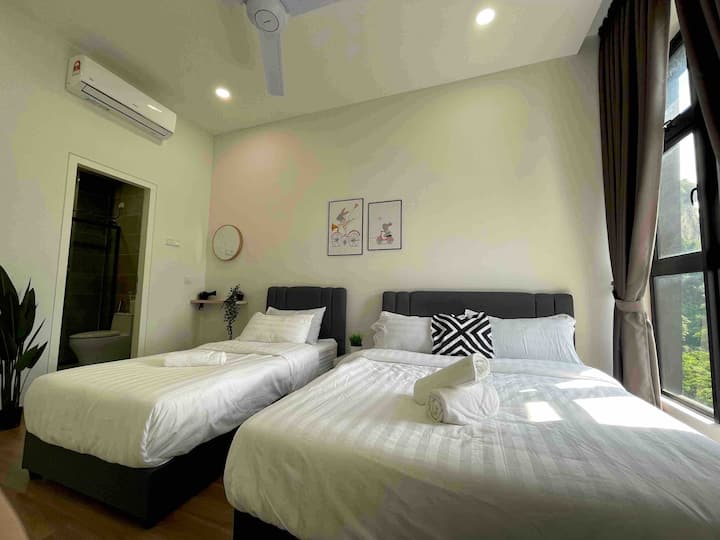 ห้องนอนใหญ่: เตียงควีนไซส์และเตียงเดี่ยวพร้อมห้องน้ำในตัว 