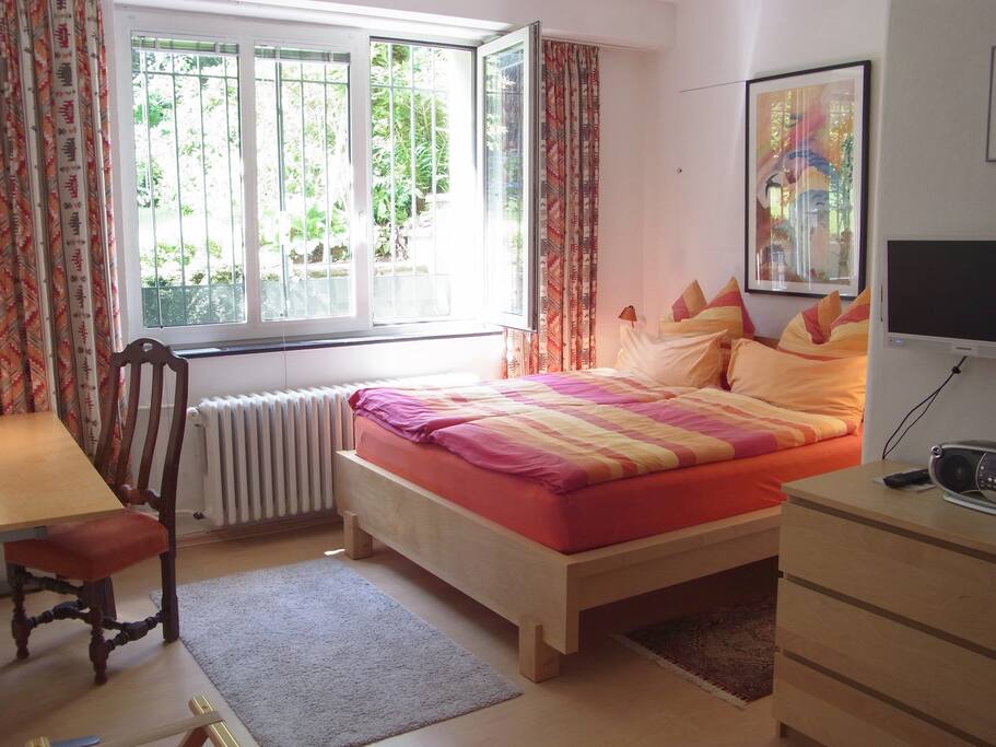 Doppelbett mit zum Bett klappbarem TV und einem Multifunktionsradio