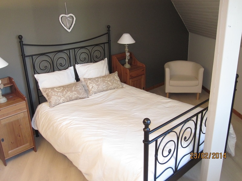 卧室。双人海岸床