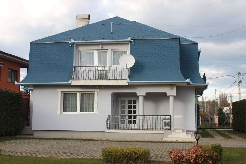 Az apartman a kert felol