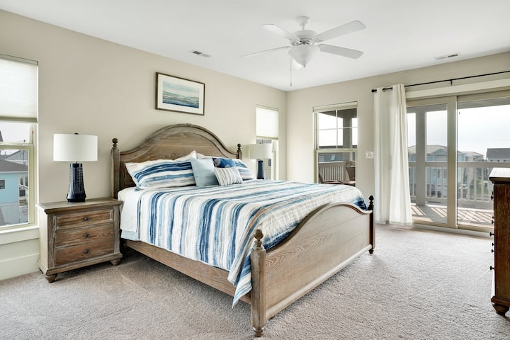 Mastersuite op 3e verdieping met kingsize bed en inloopkast