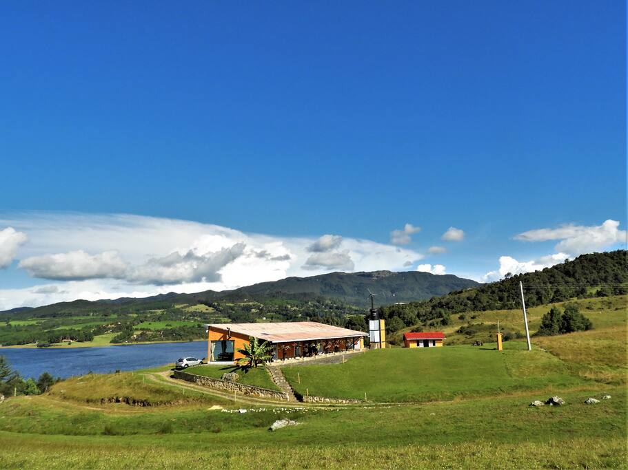 Aqui puedes ver la casa principal de la Finca SIDARTA, y a la derecha, La Bella Casita. Al fondo la Represa El Sisga. Como huesped tienes el privilegio exclusivo de llegar hasta el agua.
