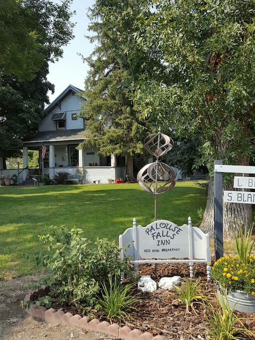 Welcome to the beautiful palouse falls inn. This is a 1905 craftsman once used as a boarding house for the unmarried school ladies. They could not be married and teach.
