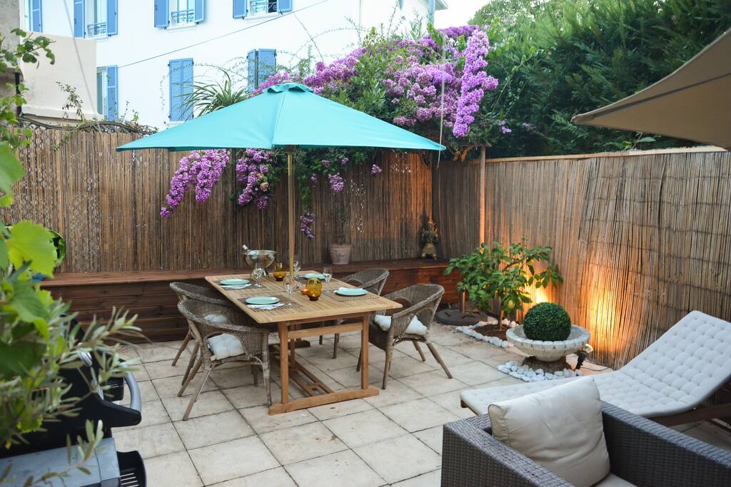 Garden - sunny all day. Weber grill.