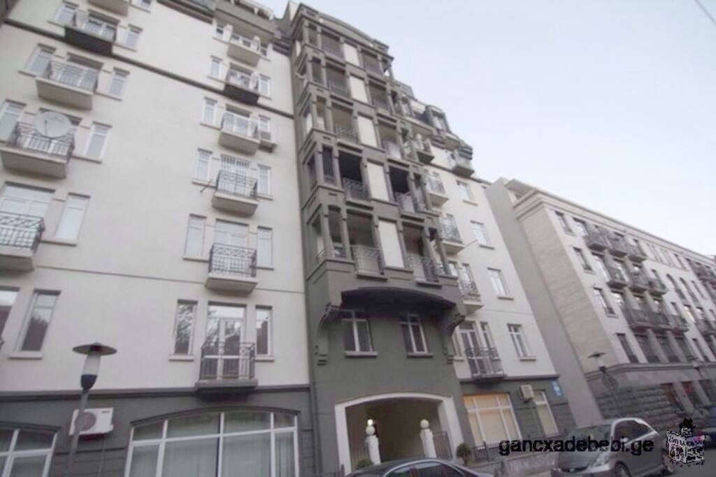 Новое дом и безопасный район и закрытый подъезд. New house, safe district, and closed entrance.