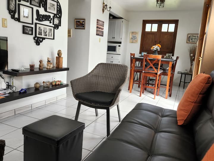 غرفة معيشة وتلفزيون روكو وإنترنت ودليل مسكن ودليل بيت