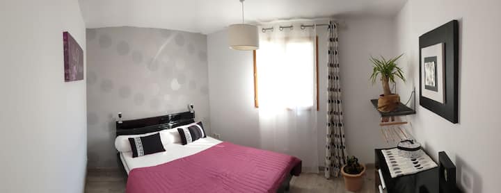 חדר שינה מס '2 עם מצעים ושמיכת פוך מסופקת
מיטת שמשייה עם שידת אחסון
זמינה 
המיטה הוצעה עם ההגעה