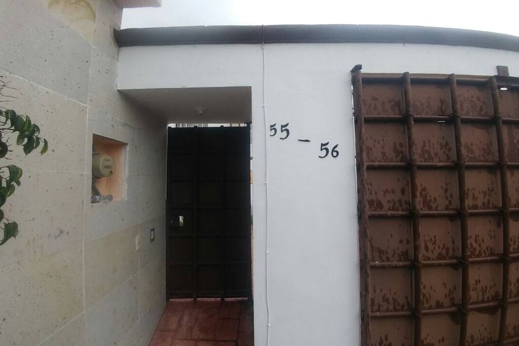 Puerta principal con acceso a la Csas