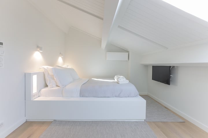 Საძინებელი 3 - მდებარეობს ბინის ზედა სართულზე, ფლიგელის სააბაზანოთი.