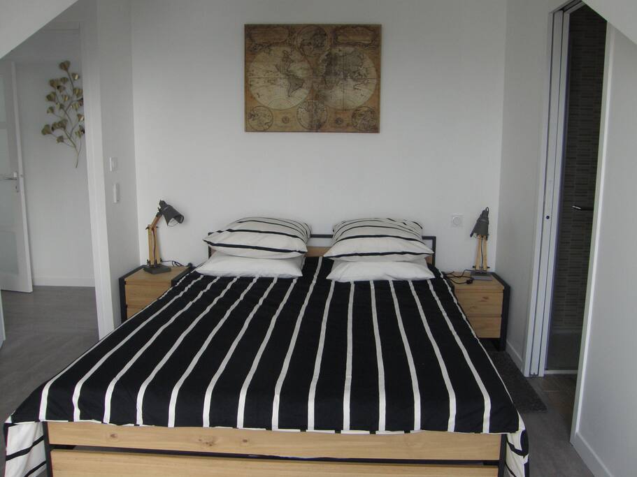 lit 160x200 de la chambre parentale avec salle d'eau privative (douche 120x90)