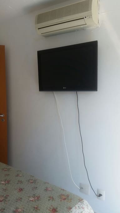 Quarto 2: TV e ar condicionado