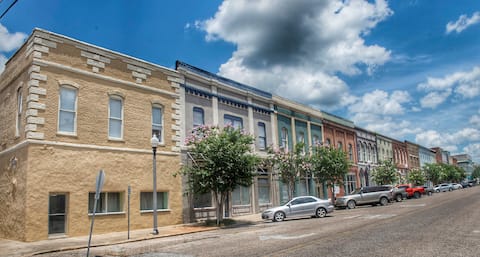 Big Loft In The Heart Of Downtown Meridian