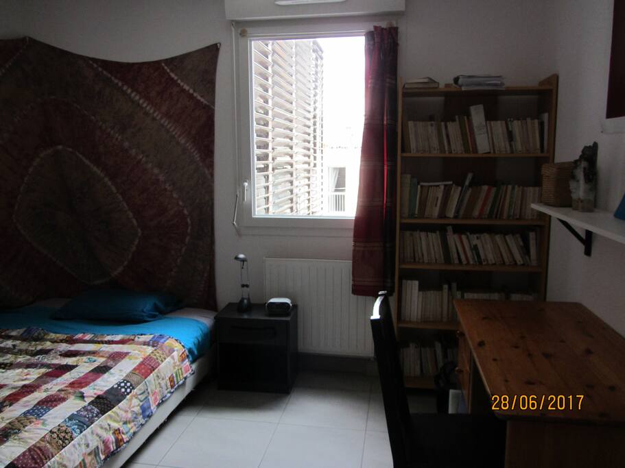 chambre avec bureau, placard,penderie