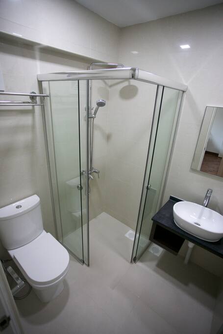 L1 - An en-suite bathroom