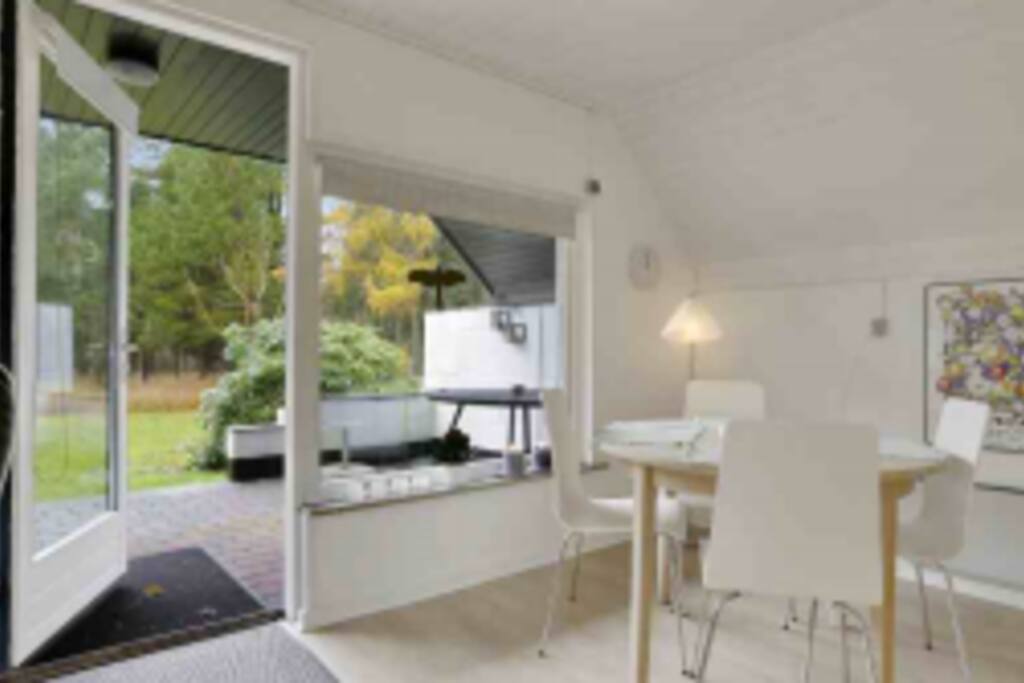 Door to the terrace. Dinette