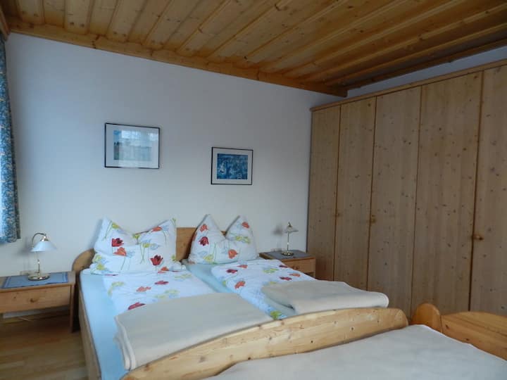 Dormitorio con muebles completamente sólidos