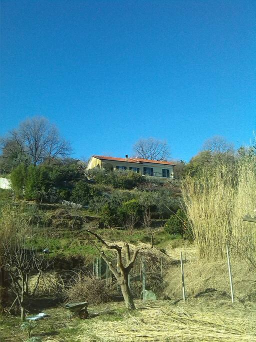 La casa vista dalla strada principale