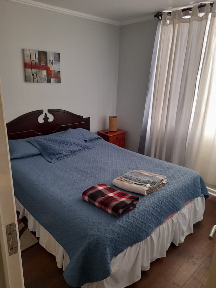 主卧配备标准双人床 