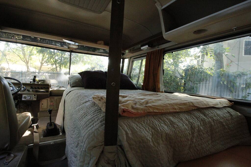 Large full and very comfortable bed. Orange curtains completely close at night. Cozy, hae to experience to understand.