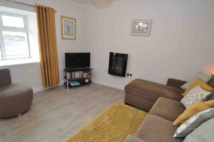 บริเวณเลานจ์พร้อมเตียงโซฟาทีวีดีวีดีเครื่องทำความร้อนใต้พื้นและเครื่องทำความร้อนแบบโฟกัส